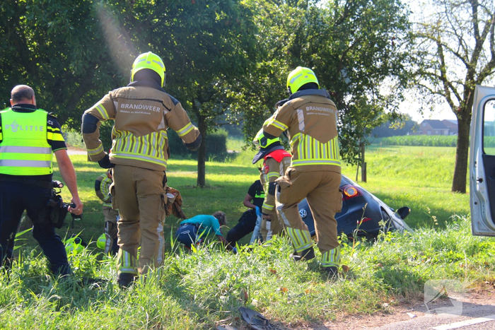 Auto belandt in sloot na botsing met bestelbus