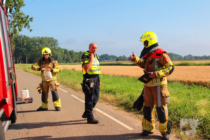 Auto belandt in sloot na botsing met bestelbus