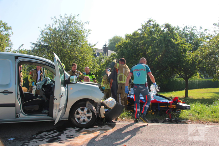 Auto belandt in sloot na botsing met bestelbus