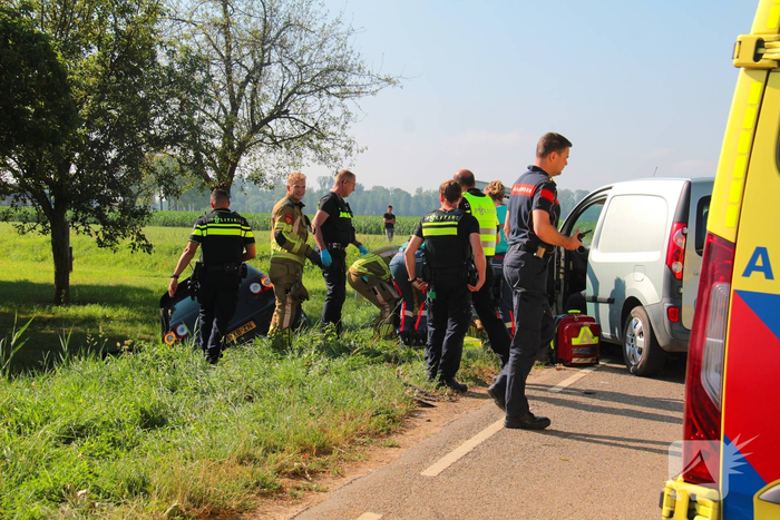 Auto belandt in sloot na botsing met bestelbus