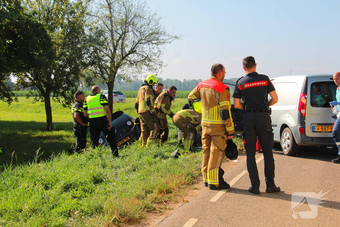 Auto belandt in sloot na botsing met bestelbus