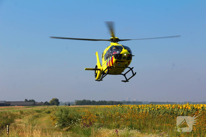 Auto belandt in sloot na botsing met bestelbus