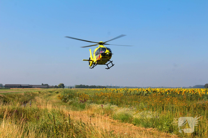 Auto belandt in sloot na botsing met bestelbus