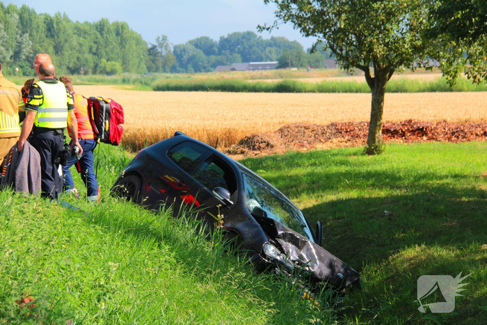 Auto belandt in sloot na botsing met bestelbus