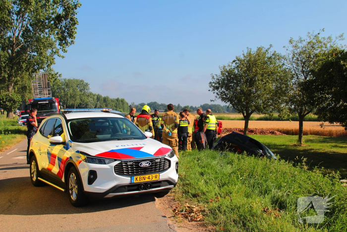 Auto belandt in sloot na botsing met bestelbus