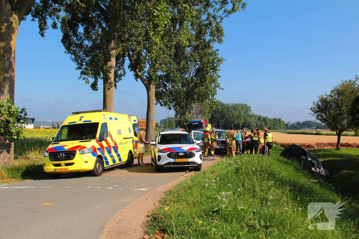 Auto belandt in sloot na botsing met bestelbus