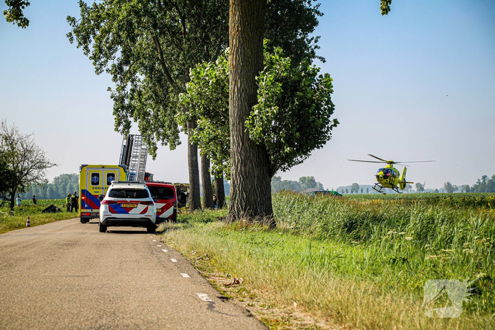 Auto belandt in sloot na botsing met bestelbus