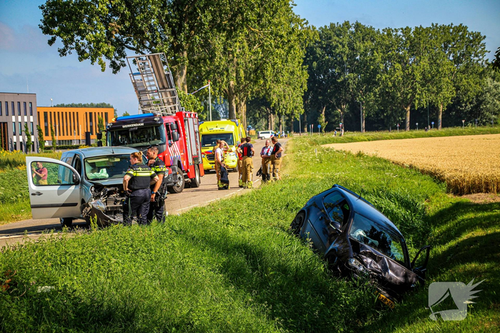 Auto belandt in sloot na botsing met bestelbus