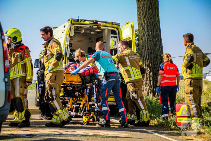 Auto belandt in sloot na botsing met bestelbus
