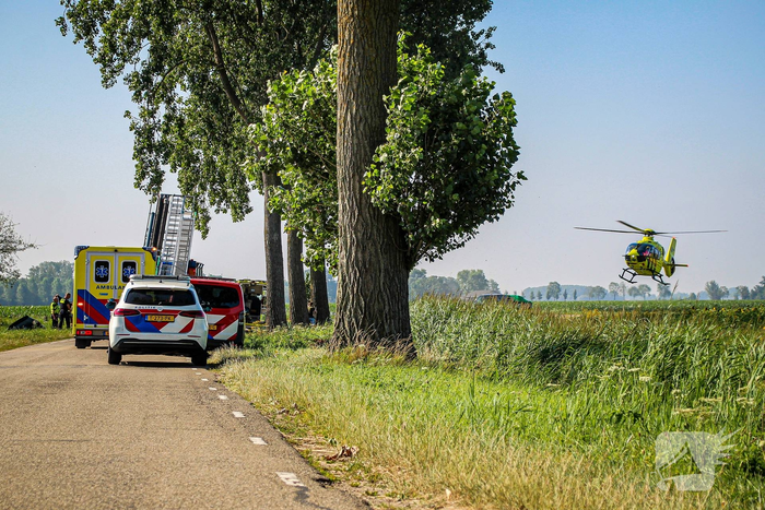 Auto belandt in sloot na botsing met bestelbus