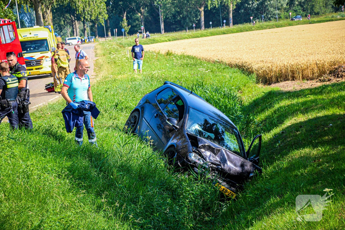 Auto belandt in sloot na botsing met bestelbus