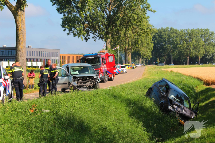 Auto belandt in sloot na botsing met bestelbus