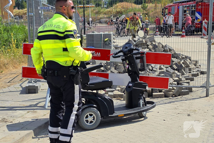 Vrouw met scootmobiel in sloot na poging om hek te passeren