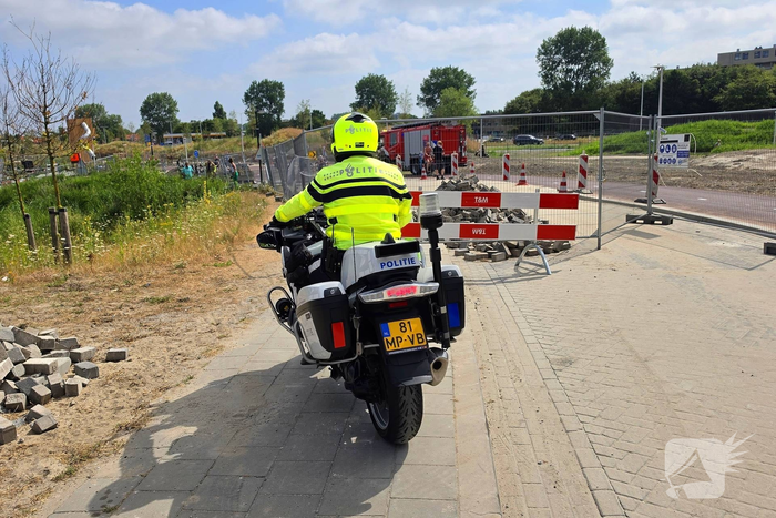 Vrouw met scootmobiel in sloot na poging om hek te passeren