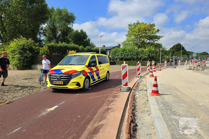 Vrouw met scootmobiel in sloot na poging om hek te passeren