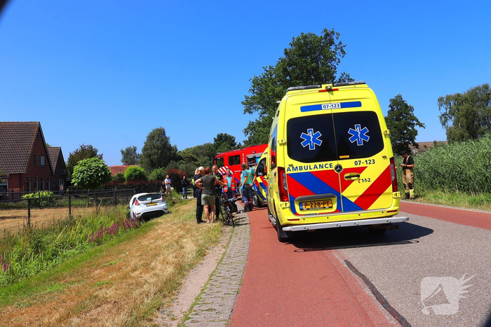 Fietser aangereden, auto belandt in sloot