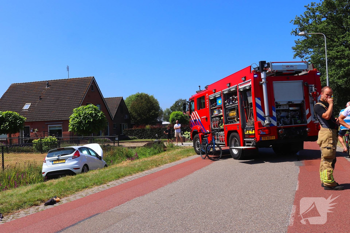 Fietser aangereden, auto belandt in sloot