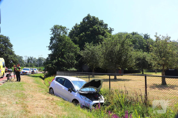 Fietser aangereden, auto belandt in sloot