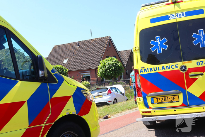 Fietser aangereden, auto belandt in sloot