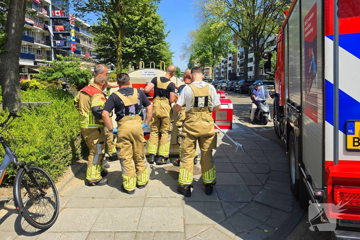 Brandweer haalt portemonnee uit kledingbak
