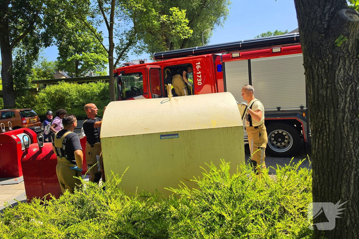 Brandweer haalt portemonnee uit kledingbak