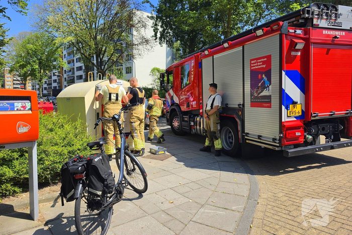 Brandweer haalt portemonnee uit kledingbak