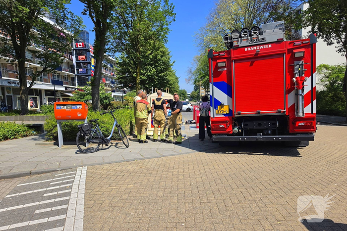 Brandweer haalt portemonnee uit kledingbak