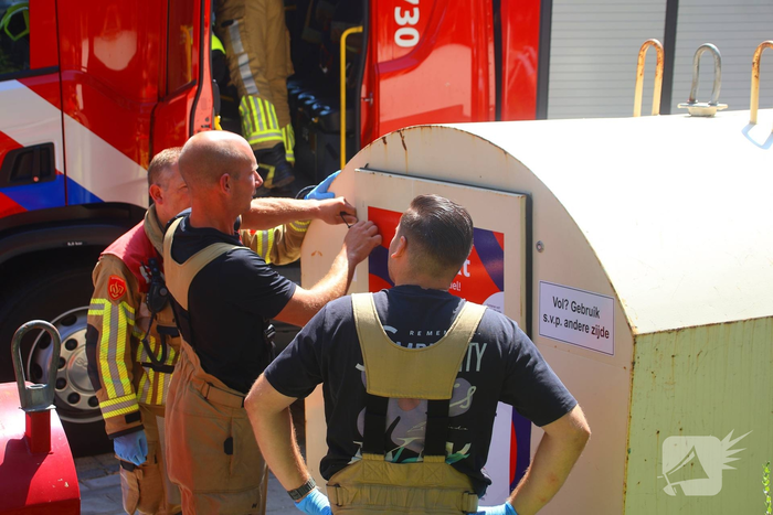 Brandweer haalt portemonnee uit kledingbak