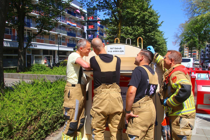 Brandweer haalt portemonnee uit kledingbak