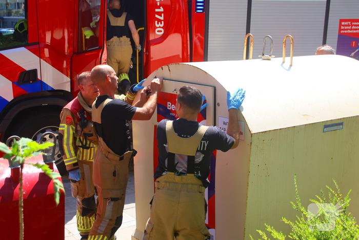Brandweer haalt portemonnee uit kledingbak