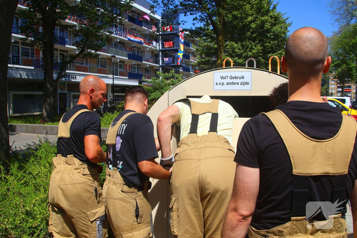 Brandweer haalt portemonnee uit kledingbak