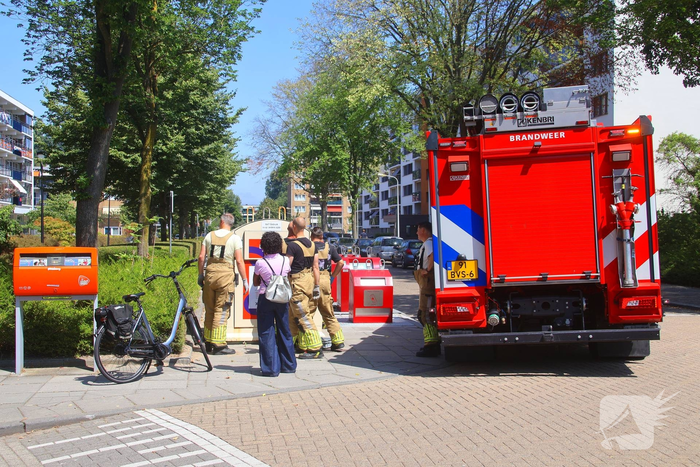Brandweer haalt portemonnee uit kledingbak
