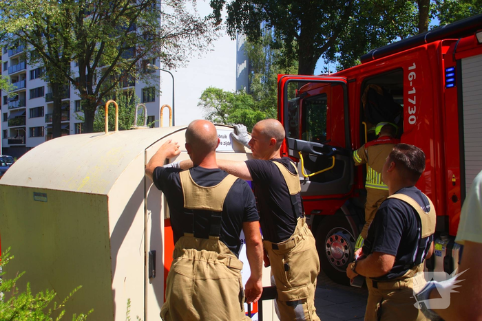 Brandweer haalt portemonnee uit kledingbak