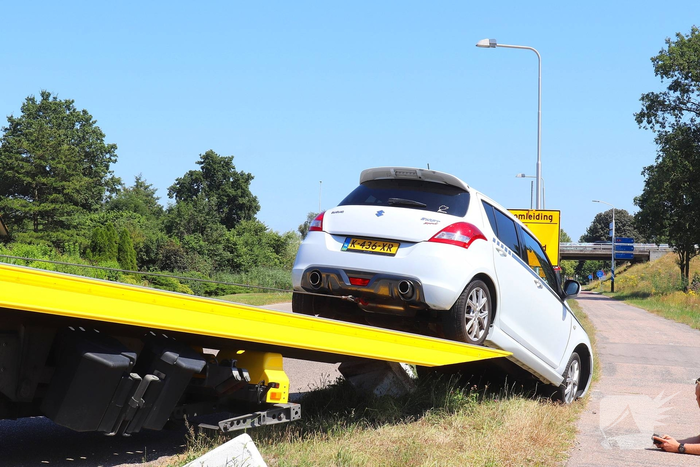 Auto belandt op varkensrug