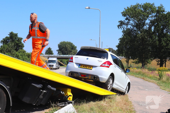 Auto belandt op varkensrug