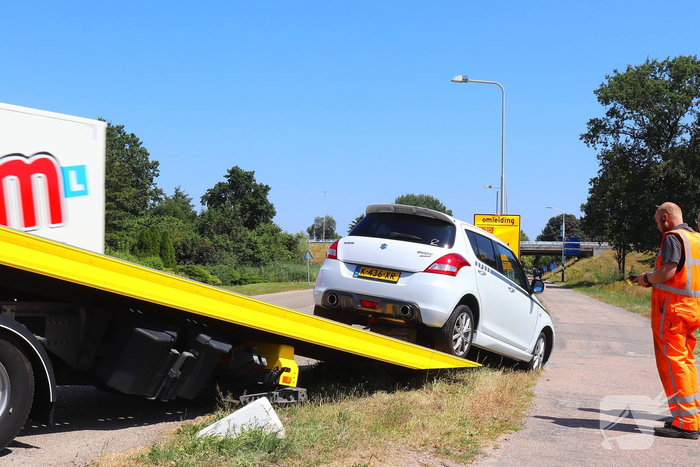 Auto belandt op varkensrug