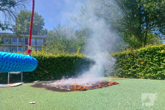 Brandend kunstgras geblust door brandweer
