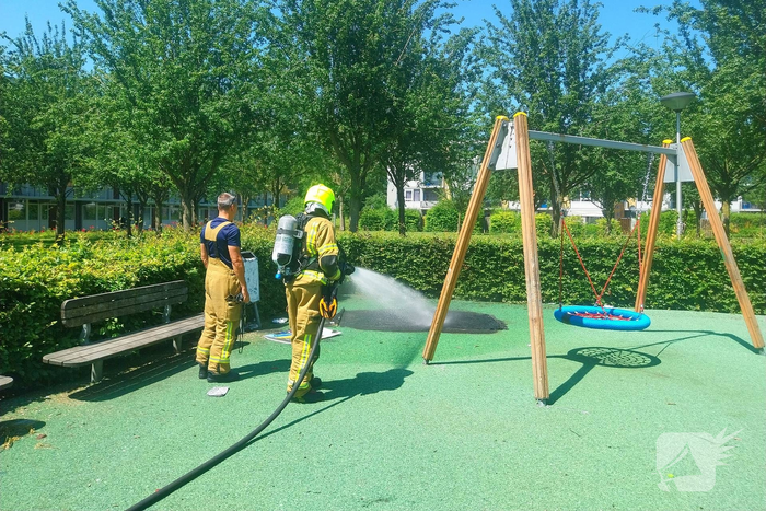 Brandend kunstgras geblust door brandweer