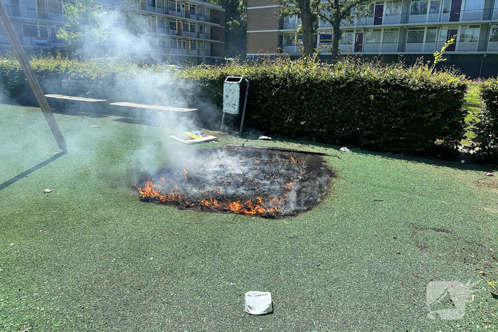 Brandend kunstgras geblust door brandweer