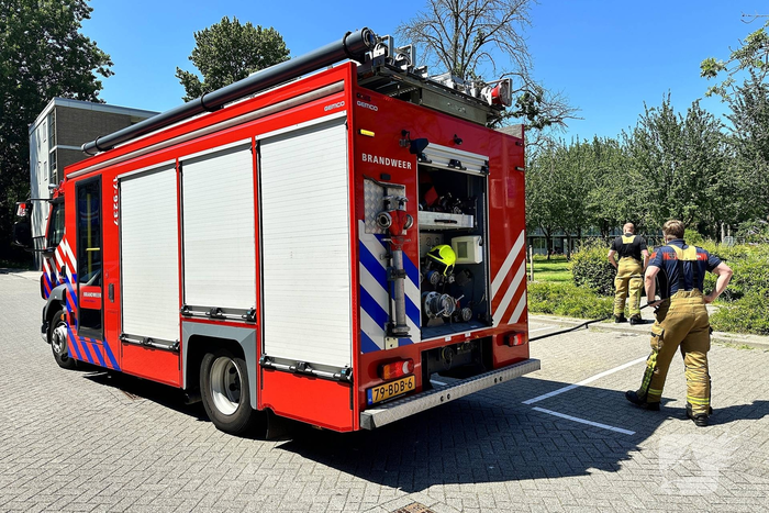 Brandend kunstgras geblust door brandweer