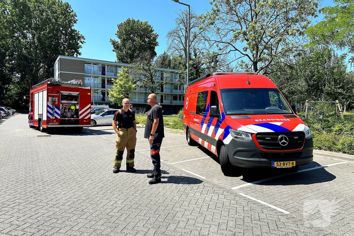 Brandend kunstgras geblust door brandweer