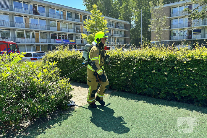 Brandend kunstgras geblust door brandweer