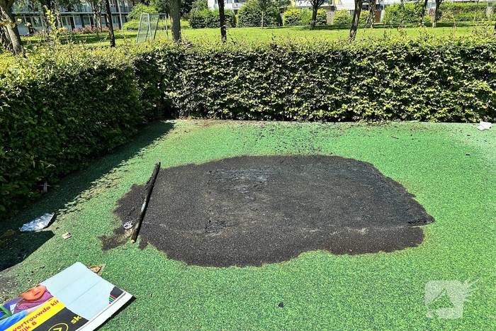 Brandend kunstgras geblust door brandweer