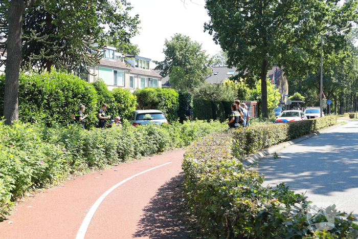Auto vliegt uit de bocht en eindigt tegen tuinschutting