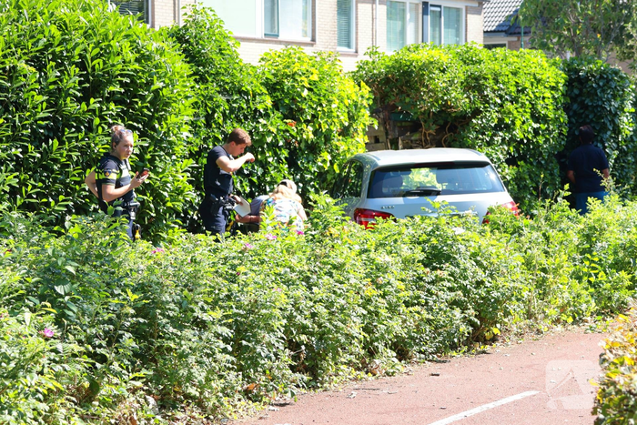 Auto vliegt uit de bocht en eindigt tegen tuinschutting