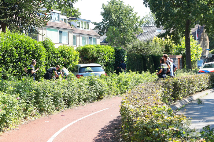 Auto vliegt uit de bocht en eindigt tegen tuinschutting