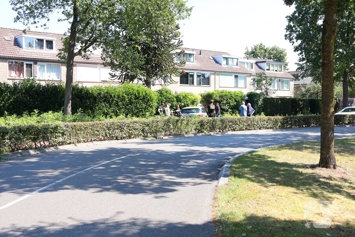 Auto vliegt uit de bocht en eindigt tegen tuinschutting