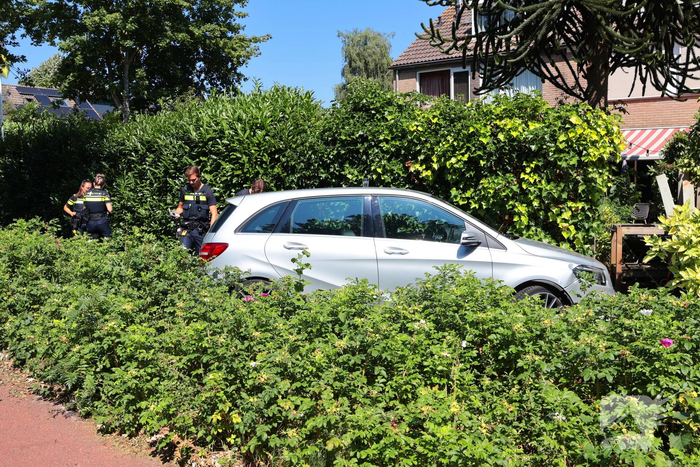 Auto vliegt uit de bocht en eindigt tegen tuinschutting