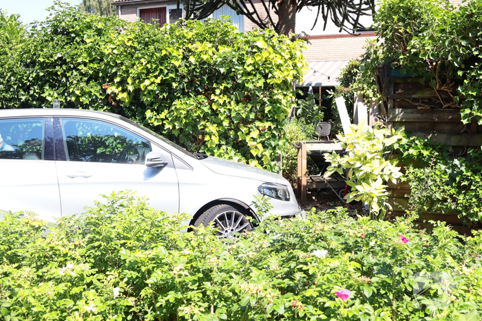 Auto vliegt uit de bocht en eindigt tegen tuinschutting