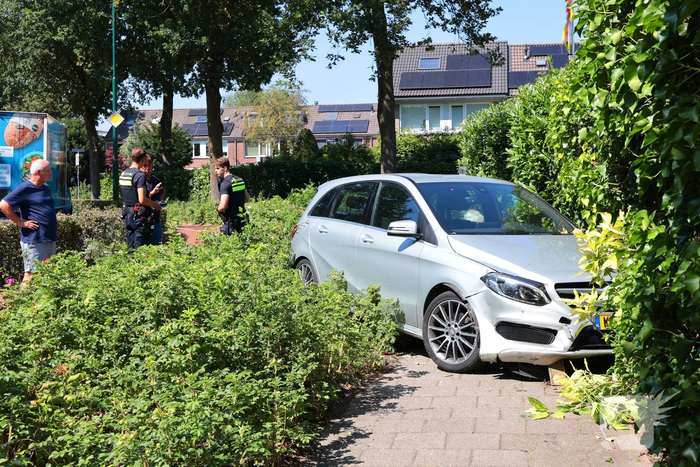 Auto vliegt uit de bocht en eindigt tegen tuinschutting